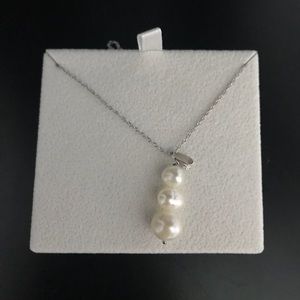 Three peal necklace with silver chain